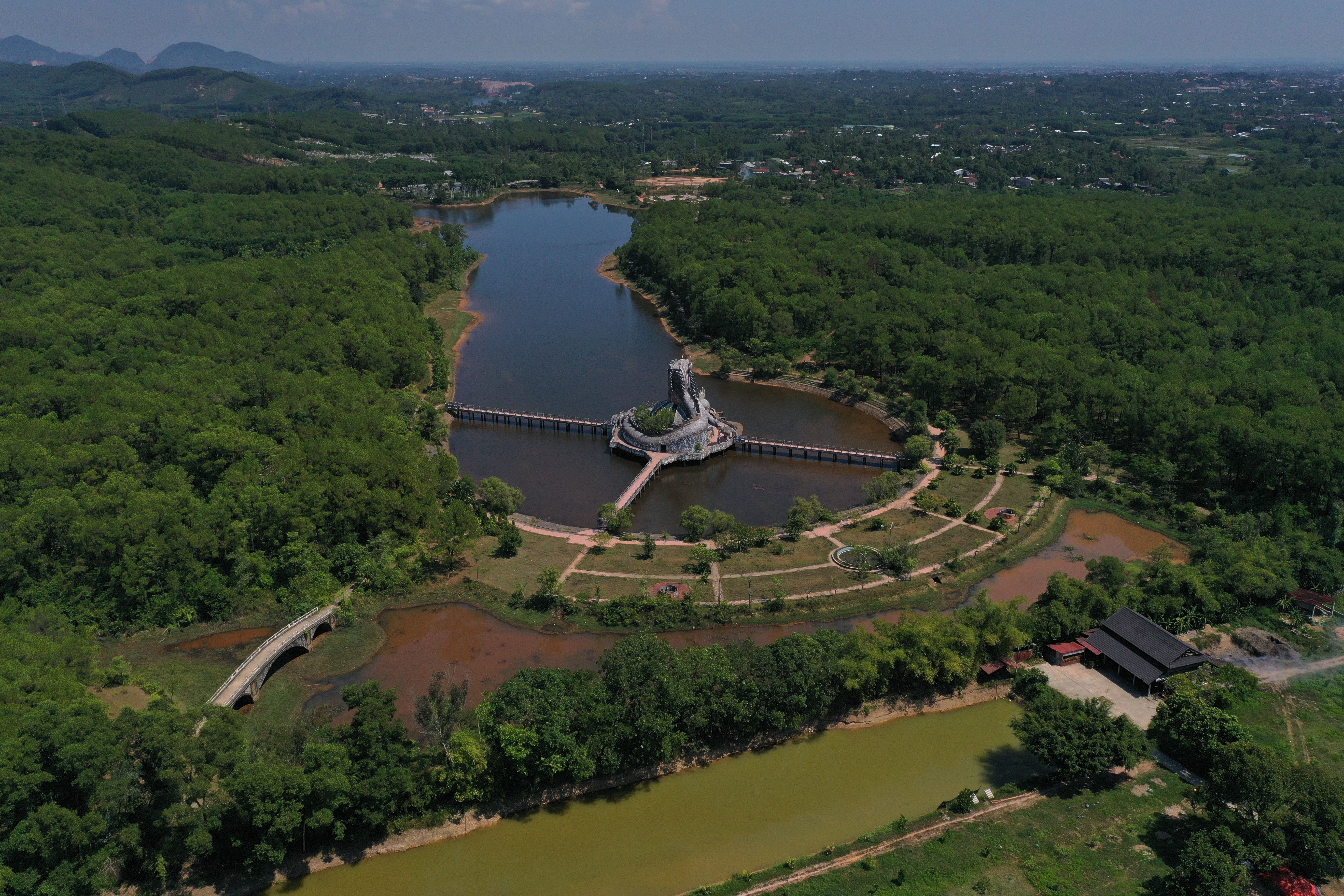 cong vien nuoc ho Thuy Tien,  cong vien bi bo hoang o Hue,  ho Thuy Tien,  cong vien bo hoang o Hue xuat hien trong MV quoc te anh 1