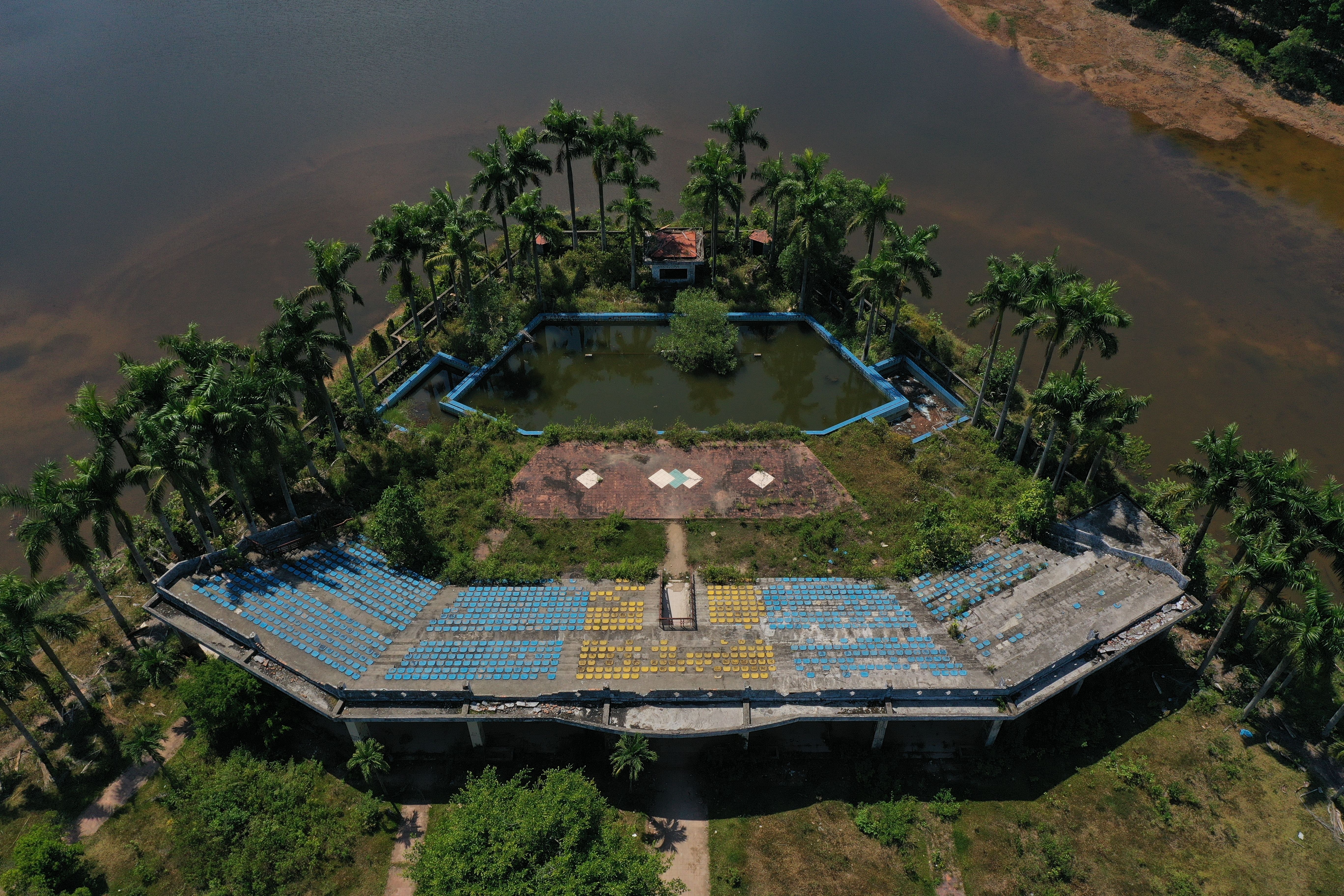 cong vien nuoc ho Thuy Tien,  cong vien bi bo hoang o Hue,  ho Thuy Tien,  cong vien bo hoang o Hue xuat hien trong MV quoc te anh 7