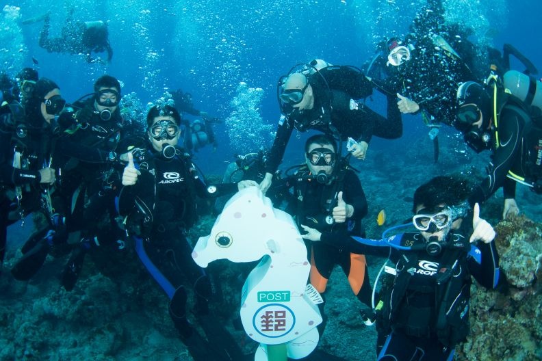 Doc dao 5 hom thu nam duoi day bien,  buu dien duoi dai duong,  gui thu duoi anh 7