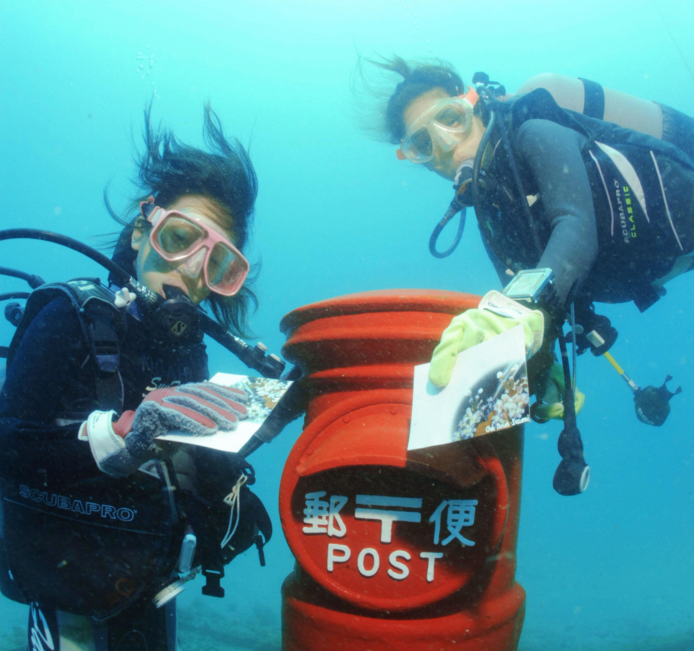 Doc dao 5 hom thu nam duoi day bien,  buu dien duoi dai duong,  gui thu duoi anh 3