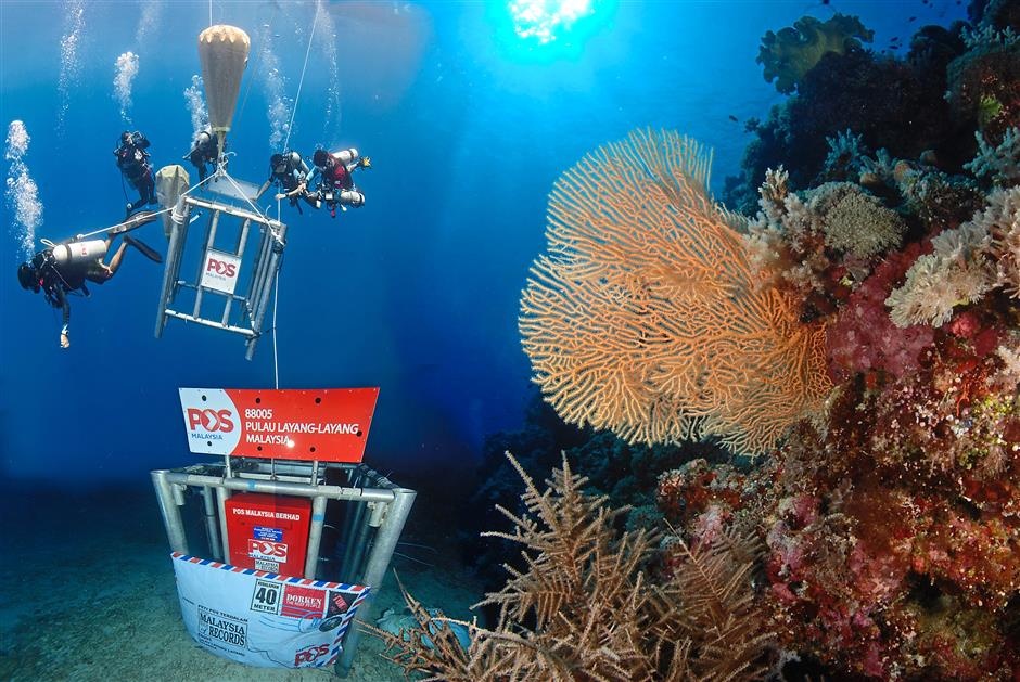 Doc dao 5 hom thu nam duoi day bien,  buu dien duoi dai duong,  gui thu duoi anh 5