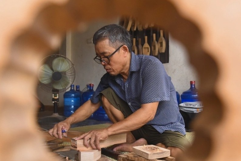 Nghe nhan lam khuon banh Trung thu bang go cuoi cung o Ha Noi hinh anh