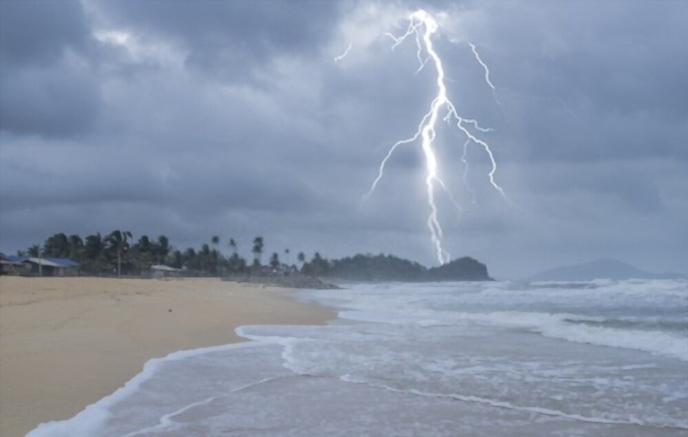 Du khach dang phoi nang thi bi set danh hinh anh