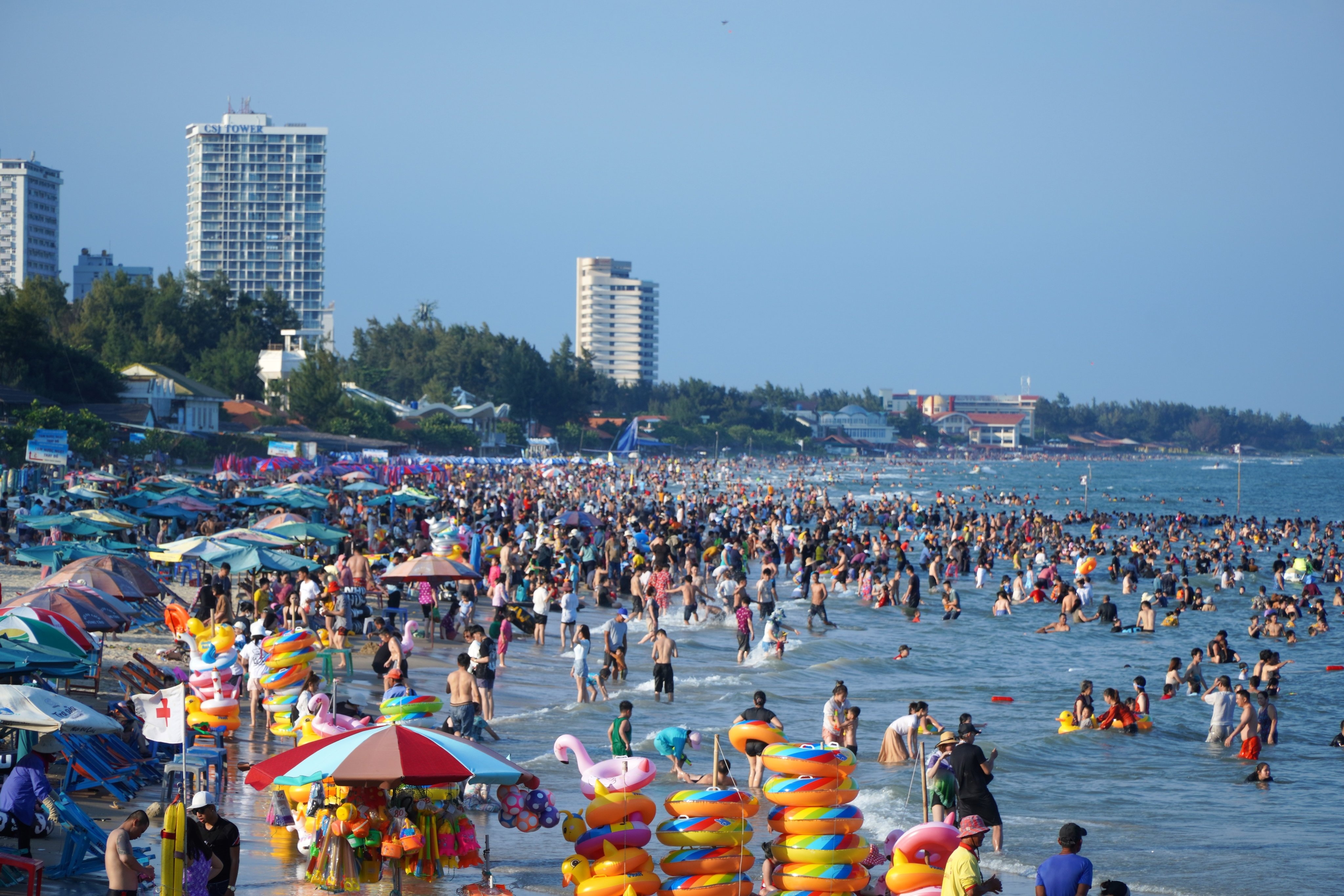 Vung Tau dong nguoi ngay dau nghi le hinh anh