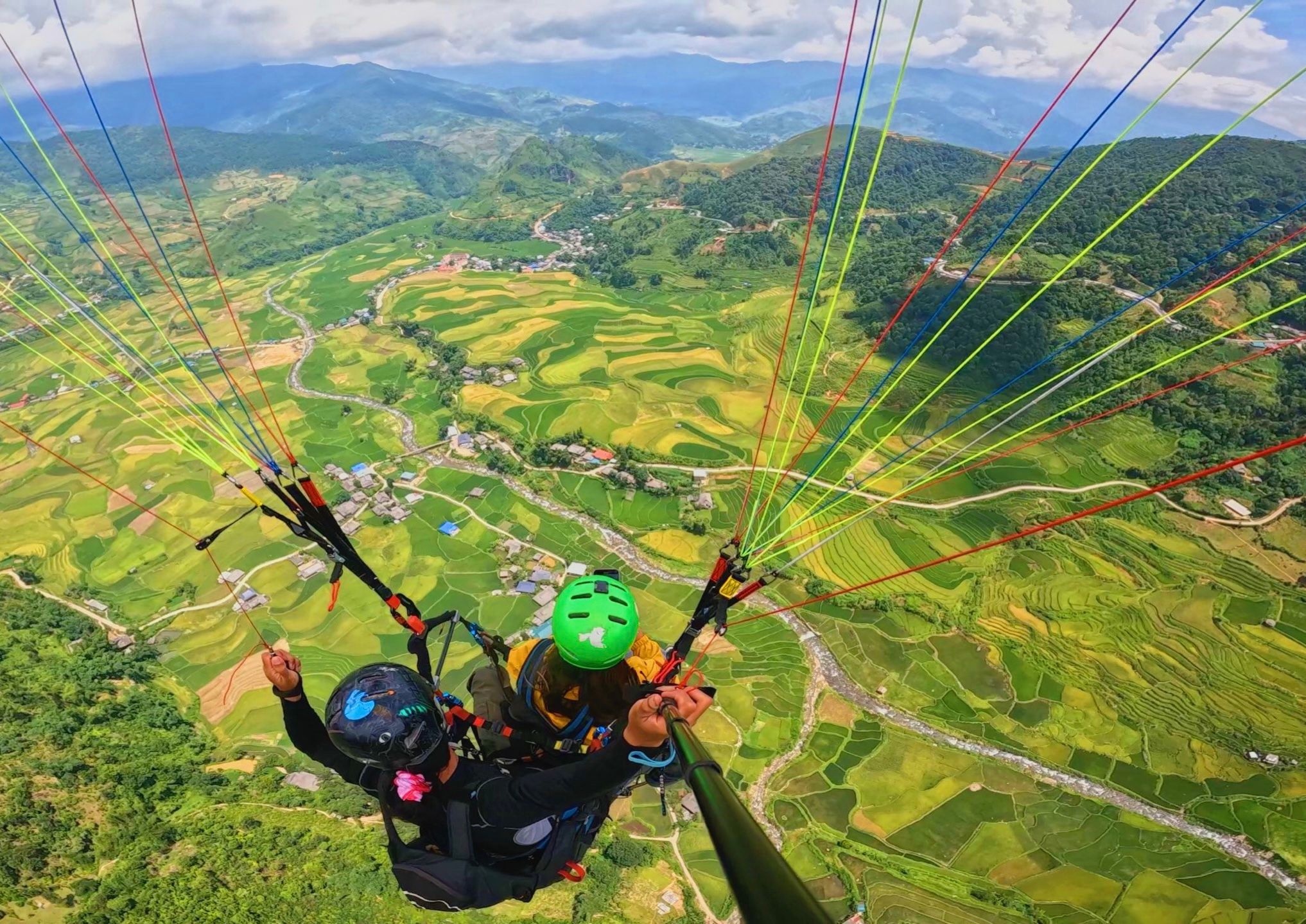 Tour di nui hut khach dip cuoi nam hinh anh