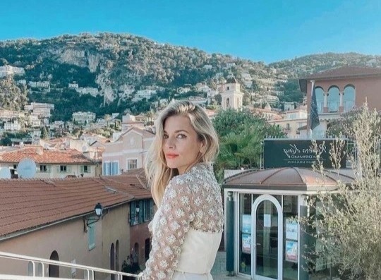 Co gai doc than tan huong ky trang mat hinh anh