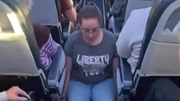 Hanh khach khuyet tat phai let tren may bay hinh anh