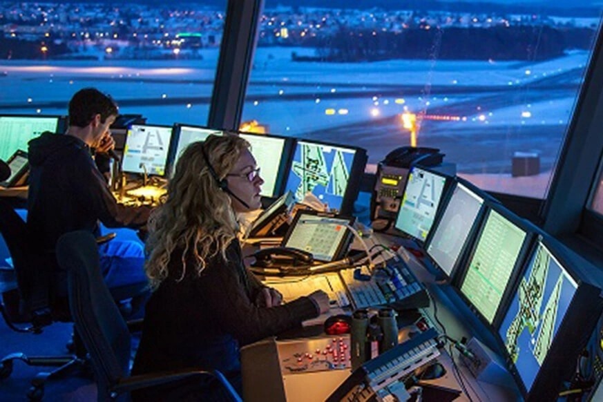 Nghe o san bay luong cao hon phi cong hinh anh