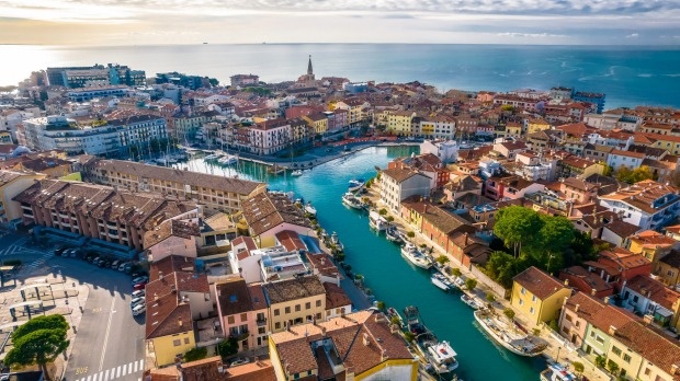 Vung dat o Italy tra tien cho khach du lich hinh anh