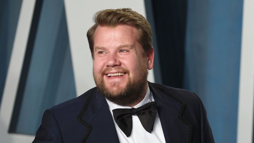 James Corden bi nha hang, hang bay cam cua hinh anh