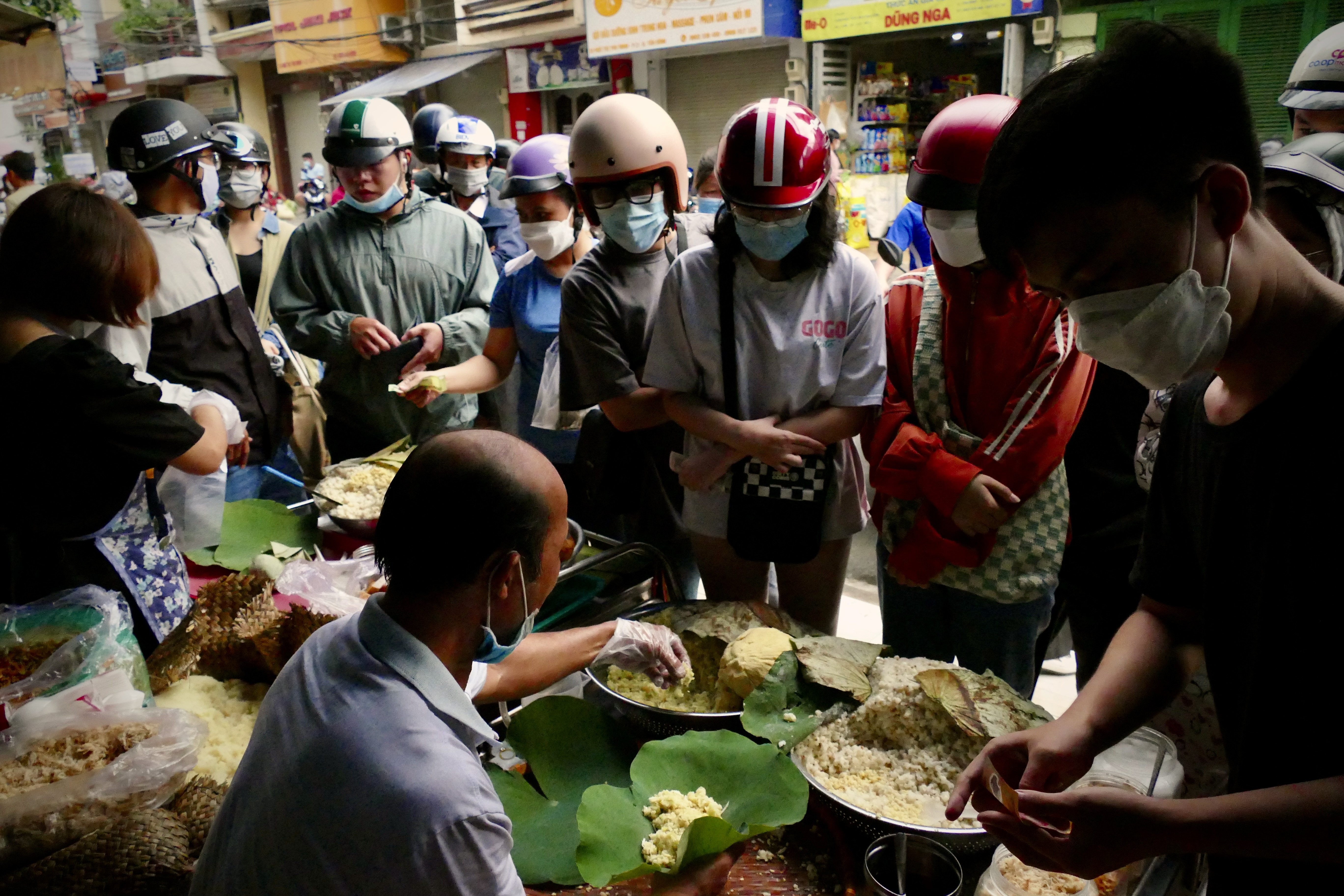 xoi com TP.HCM,  xep hang mua xoi,  xoi la sen TP.HCM anh 2