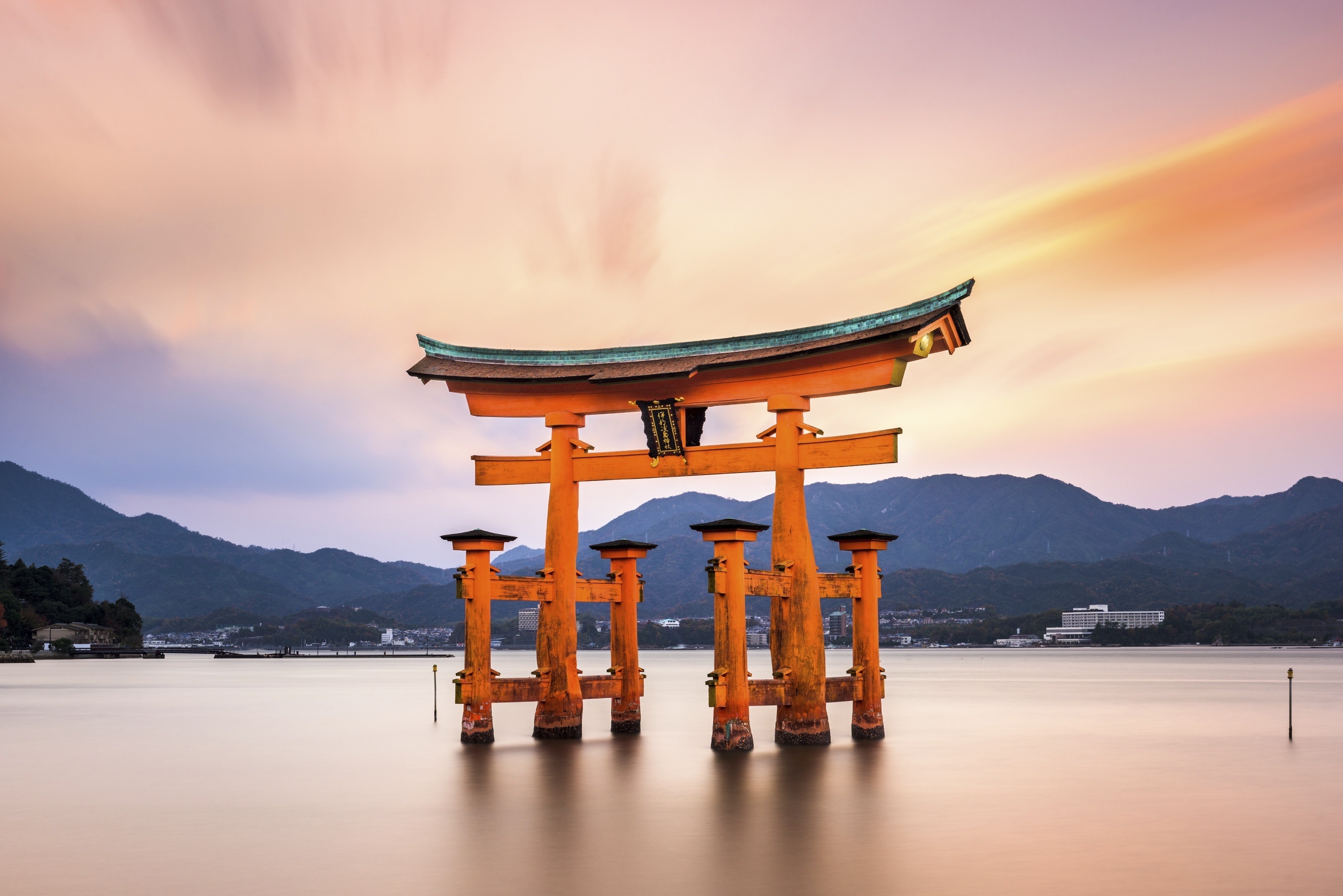 Trung tu cong torii cua den Itsukushima hinh anh