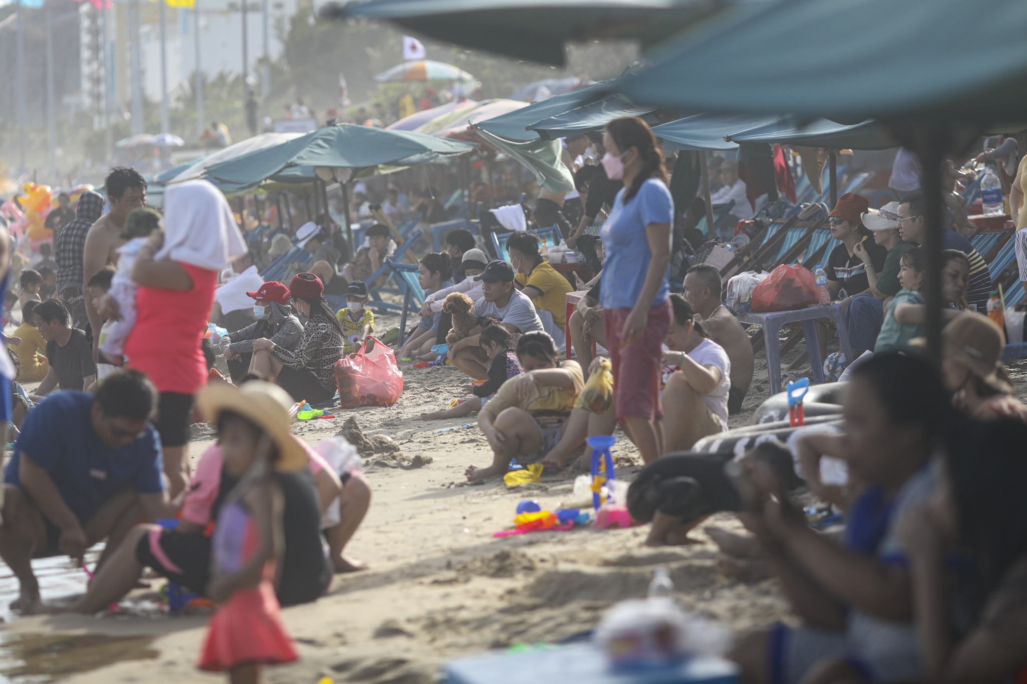 Khach dong, Vung Tau van chua qua tai hinh anh