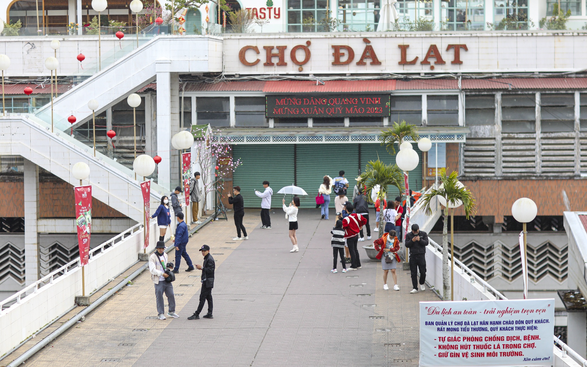 du lich da lat,  du lich tet,  hang quan da lat,  du khach da lat,  quang truong da lat anh 1