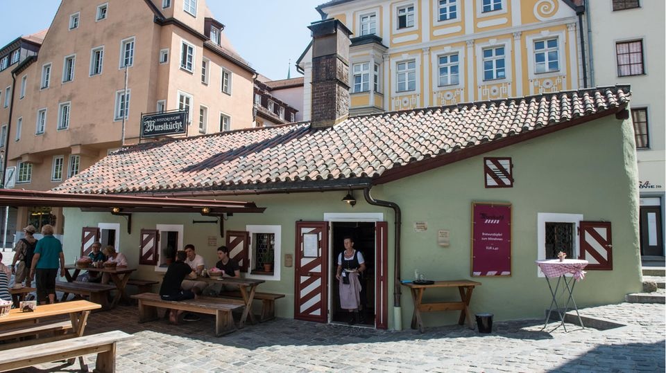 xuc xich duc,  nha hang duc,  mon ngon o duc,  nha hang Wurstkuchl,  bep xuc xich anh 3