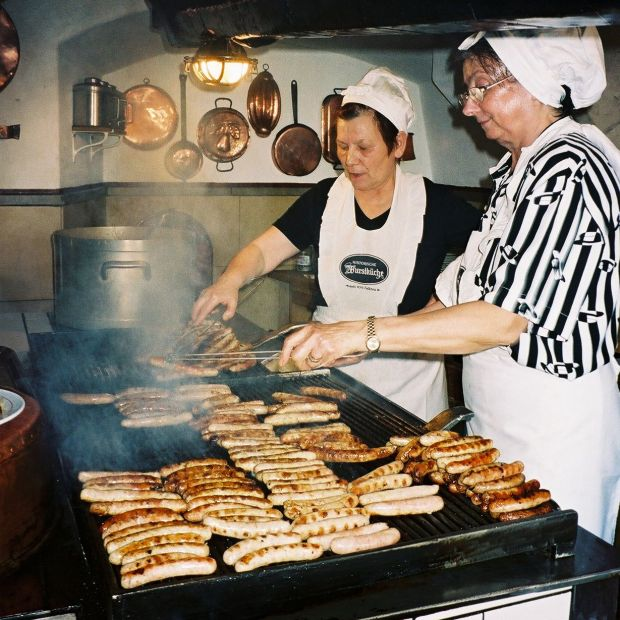 xuc xich duc,  nha hang duc,  mon ngon o duc,  nha hang Wurstkuchl,  bep xuc xich anh 4