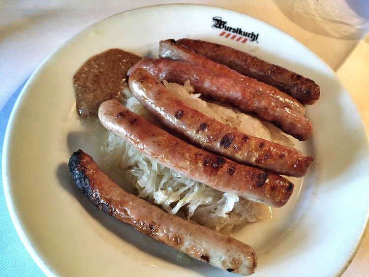 xuc xich duc,  nha hang duc,  mon ngon o duc,  nha hang Wurstkuchl,  bep xuc xich anh 5
