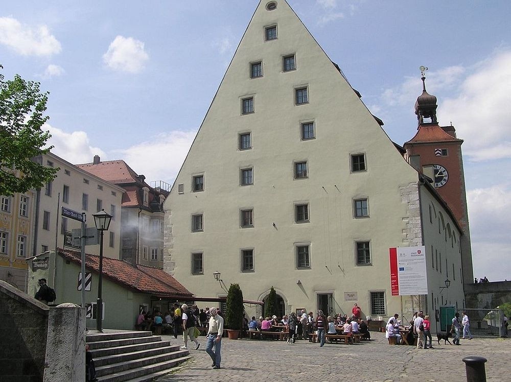 xuc xich duc,  nha hang duc,  mon ngon o duc,  nha hang Wurstkuchl,  bep xuc xich anh 2