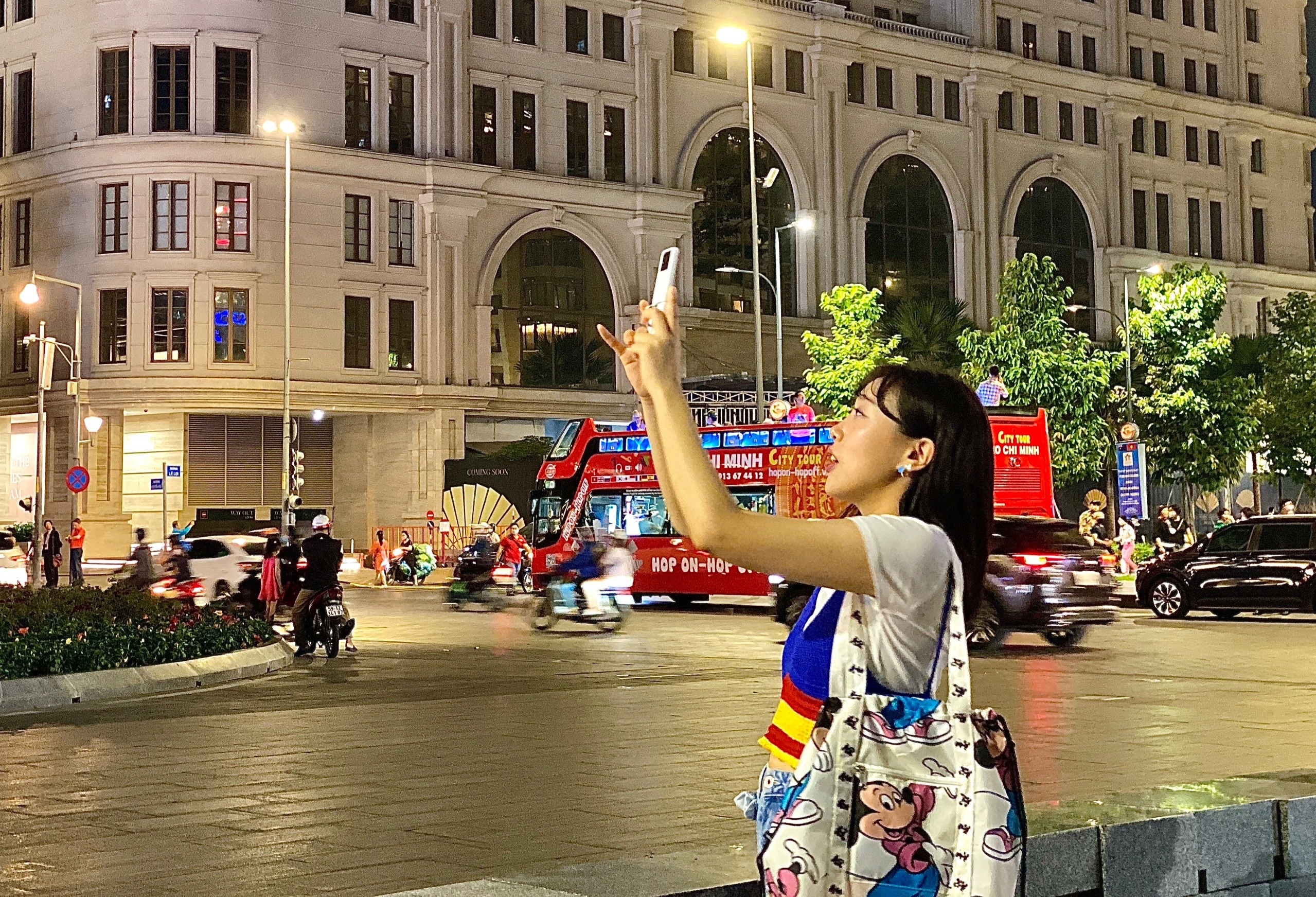 Nguoi nuoc ngoai thay du lich Viet Nam 'de tho' hinh anh