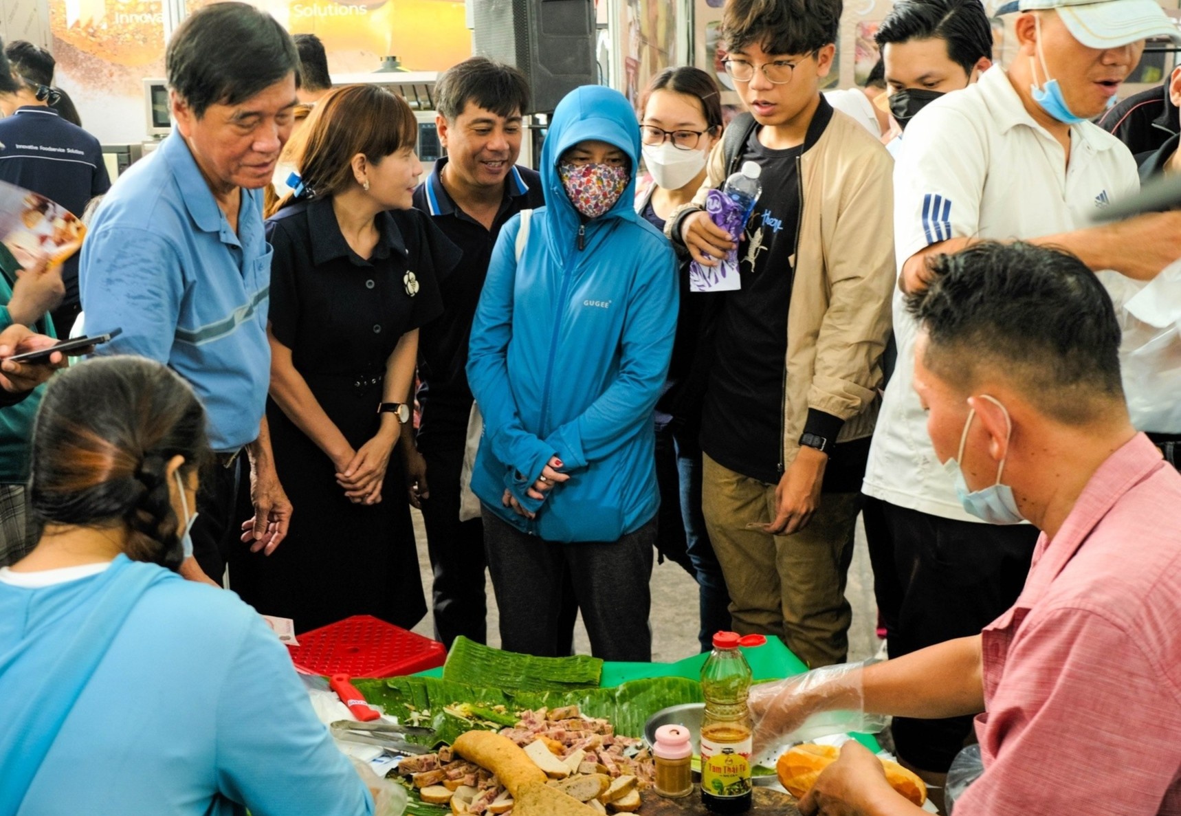 Xep hang hon 20 phut cho mot o banh mi o TP.HCM hinh anh