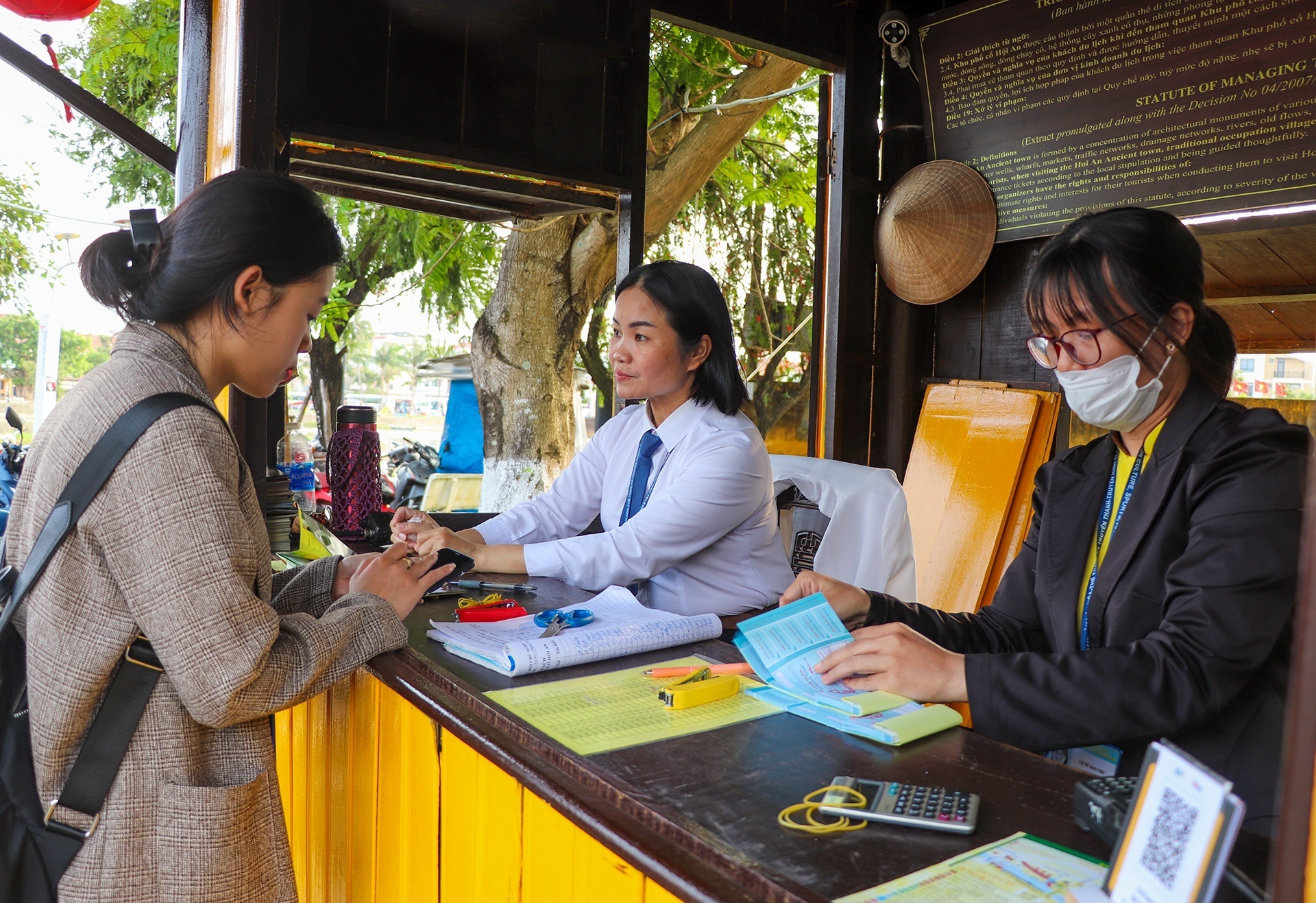 Du lich Hoi An hoc theo cach lam cua cac diem den noi tieng hinh anh