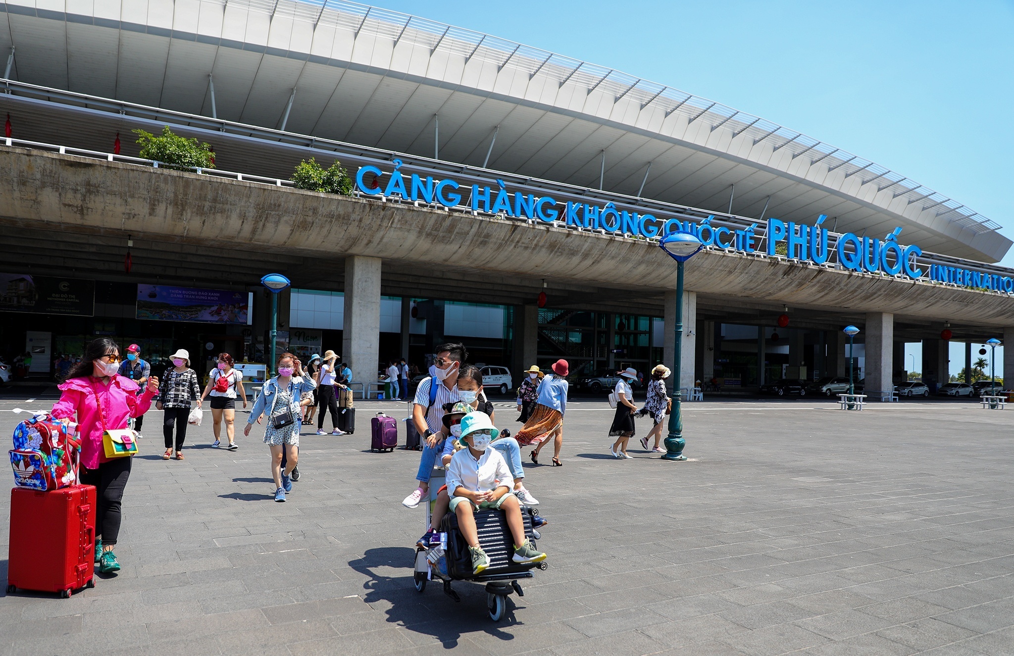 Chiu lo de hut khach den Phu Quoc dip 30/4 hinh anh