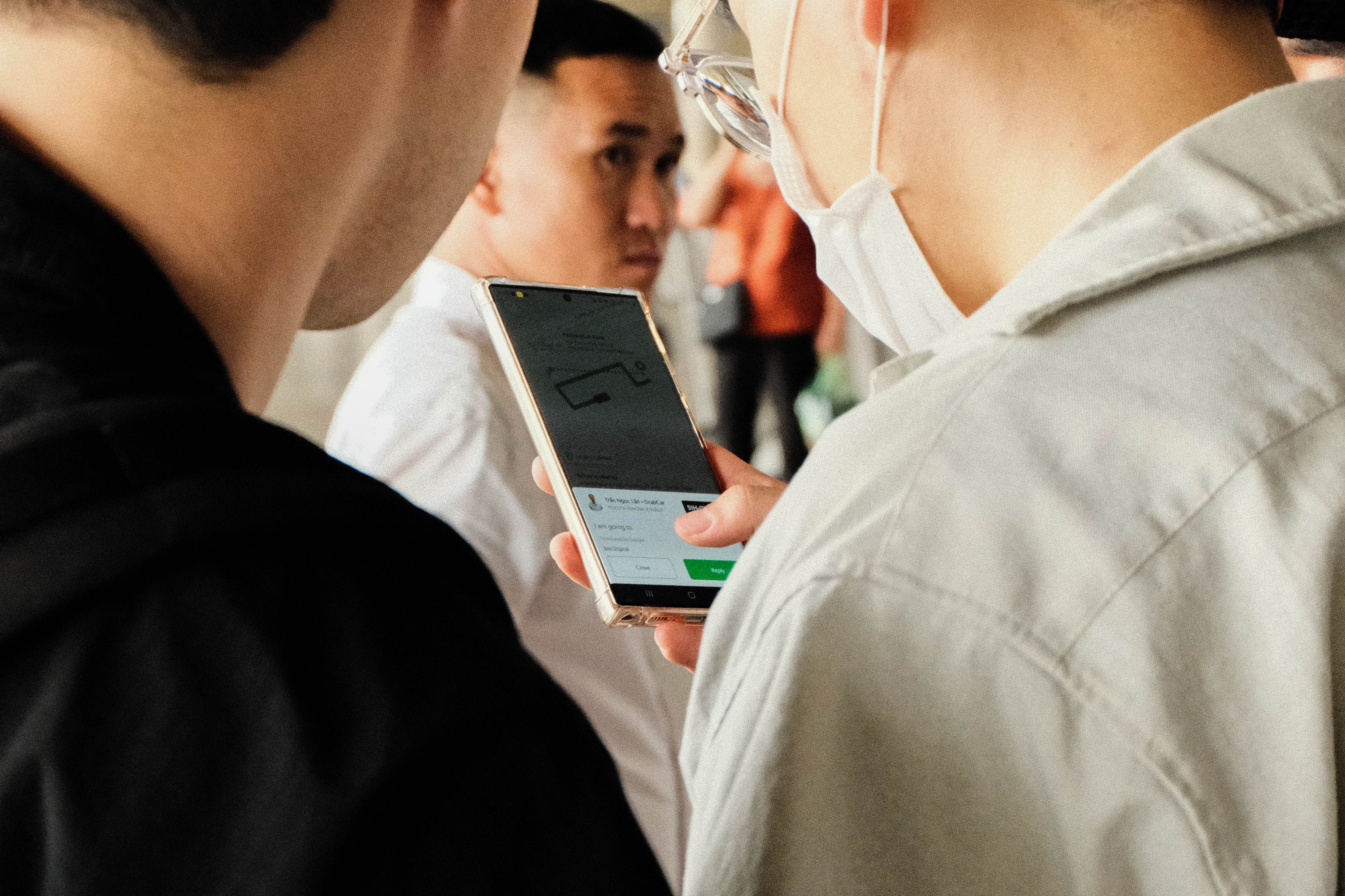 Khach nuoc ngoai vat va don xe o ga quoc te Tan Son Nhat hinh anh