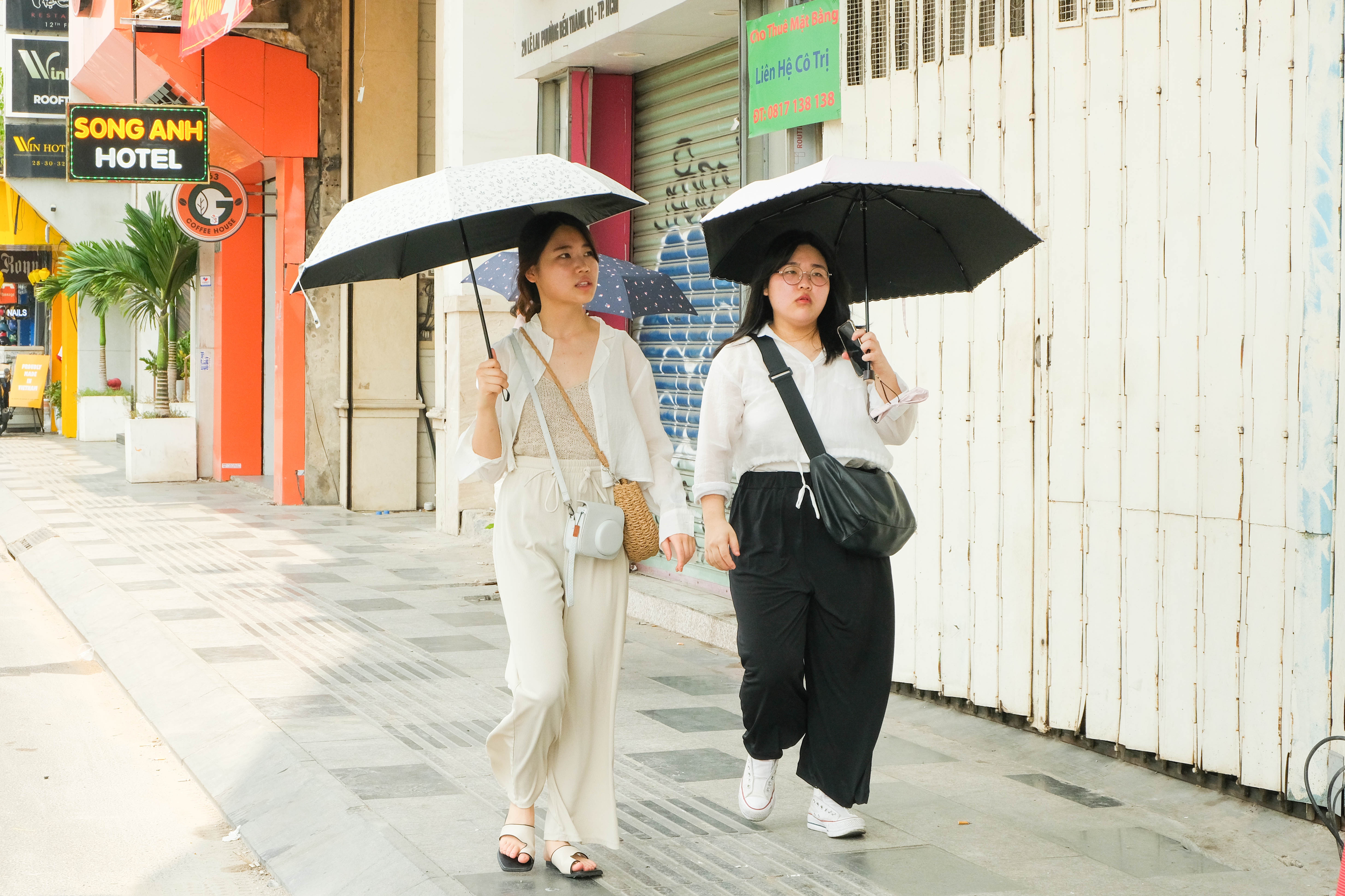 Khach nuoc ngoai tim moi cach de tranh nang o TP.HCM hinh anh