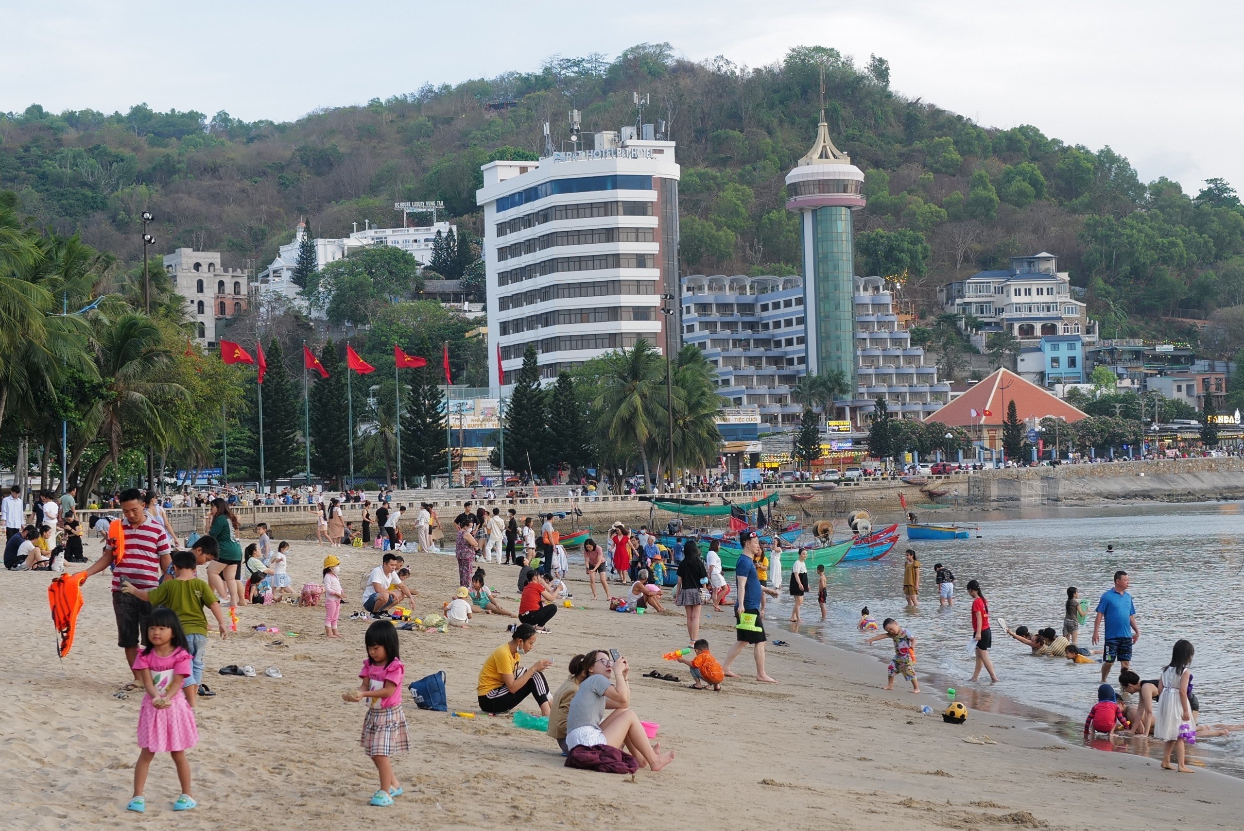 du lịch vũng tàu,  nghỉ lễ 30/4,  du lịch 30/4,  du khách tắm biển,  tắm biển vũng tàu,  biển vũng tàu 30/4 ảnh 7 du lich vung tau,  nghi le 30/4,  du lich 30/4,  du khach tam bien,  tam bien vung tau,  bien vung tau 30/4 anh 7