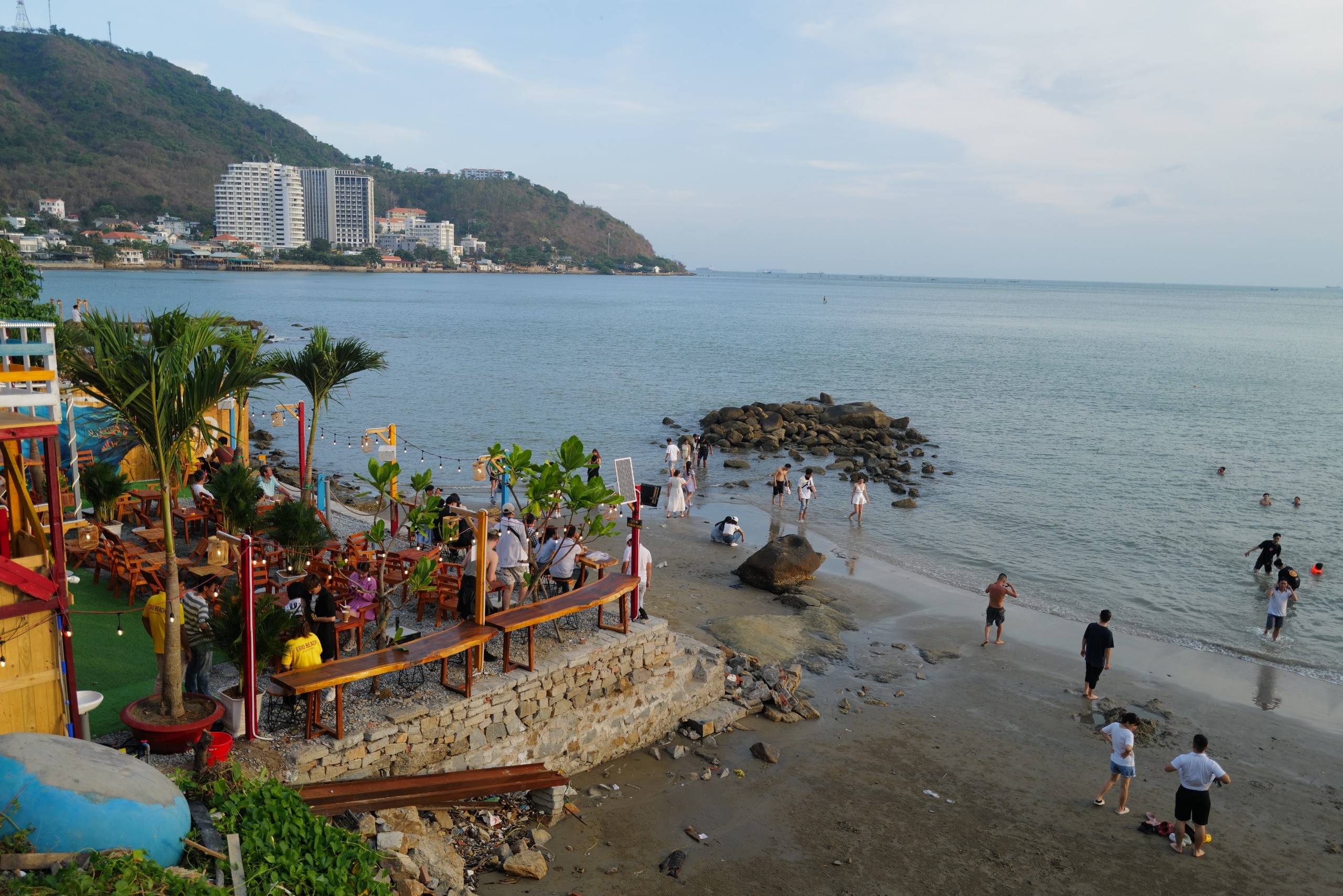 Quan ca phe view bien o Bai Dau, Vung Tau kin khach ngay le hinh anh
