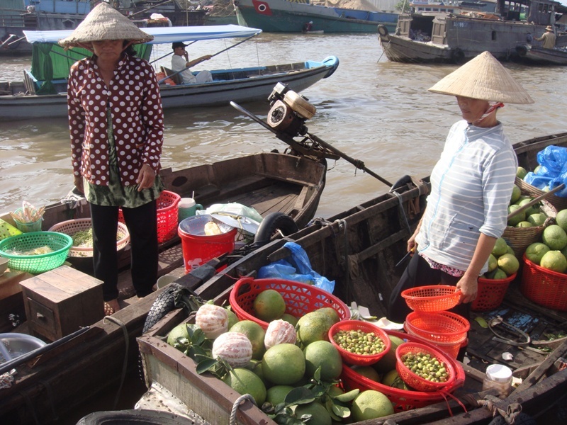 . Chợ họp đông nhất vào lúc 6h sáng, kết thúc lúc 8-9h, với hàng trăm ghe lớn nhỏ mua bán các loại trái cây và nông sản của vùng quê sông nước. Ở miền Tây, do sông ngòi chẳng chịt nên ghe, xuồng trở thành phương tiện đi lại chủ yếu của người dân. Chính cuộc sống gắn với sông nước là một nét văn hóa rất riêng cuốn hút du khách tới thăm vùng đất này. 