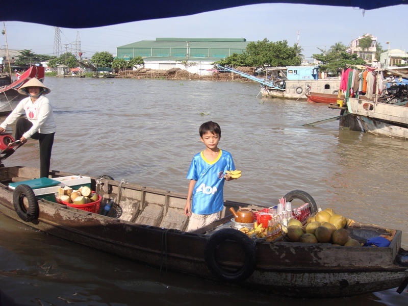 Em bé này 11 tuổi, ngoài những giờ đến trường học văn hóa, em lại theo mẹ xuôi dòng mưu sinh. Buổi chiều đi thi giữa kỳ, nhưng buổi sáng em vẫn đi bán hàng đến 11h. Mời chào khách khéo vào có nghề, em nói sông nước và ghe thuyền là cuộc sống và tuổi thơ em gắn chặt với nơi này. 