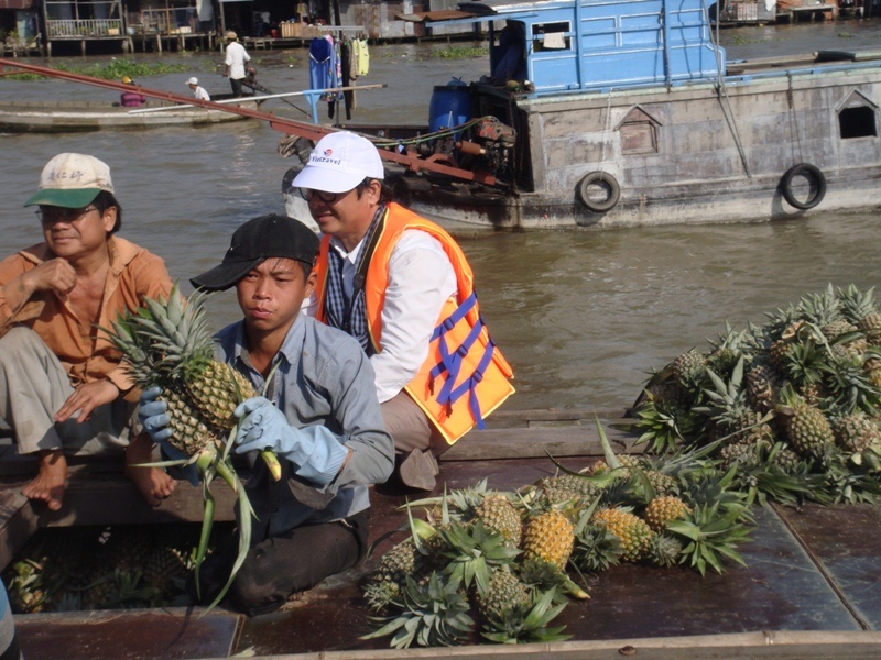 Hòa mình vào không khí nhộn nhịp của buổi chợ, du khách có thể quan sát, tìm hiểu sinh hoạt của nhiều gia đình thương hồ với nhiều thế hệ chung sống trên ghe.Du khách tới đây sẽ cảm thấy bạt ngàn màu sắc của trái cây, rau, các đồ dùng sinh hoạt miền sông nước. Đặc biệt là màu đỏ tươi của chôm chôm, màu ruốc chín của măng cụt, vị thơm của sầu riêng. Mỗi thuyền chỉ bán một loại trái cây, và loại trái đó sẽ được treo lên một cây bẹo tượng trưng như là để thông báo rằng: 
