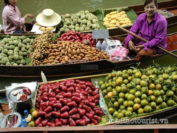 Trên mỗi thuyền, người bán hàng cắm một chiếc sào cao còn gọi là cây bẹo, cây bẹo được treo tất cả hàng hóa muốn bán lên đó. Từ xa, người mua có thể nhận ra thuyền chở loại hàng mình cần và tấp tới nhập hàng. Đi chợ nổi Cái Răng thích nhất là thỉnh thoảng gặp hình thức giao hàng độc đáo: từng cặp dứa, thanh long hay dưa được tung chuyền từ thuyền nọ sang thuyền kia rất nhịp nhàng, điệu nghệ. Ảnh Canthotourist