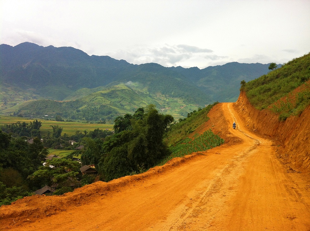 Đường quốc lộ rất đẹp, tuy nhiên nếu muốn rẽ vào các bản hoặc vào thẳng tận ruộng thì thường là đất đỏ như thế này. Hơi bụi một chút, nhưng cảm giác rất thú vị.