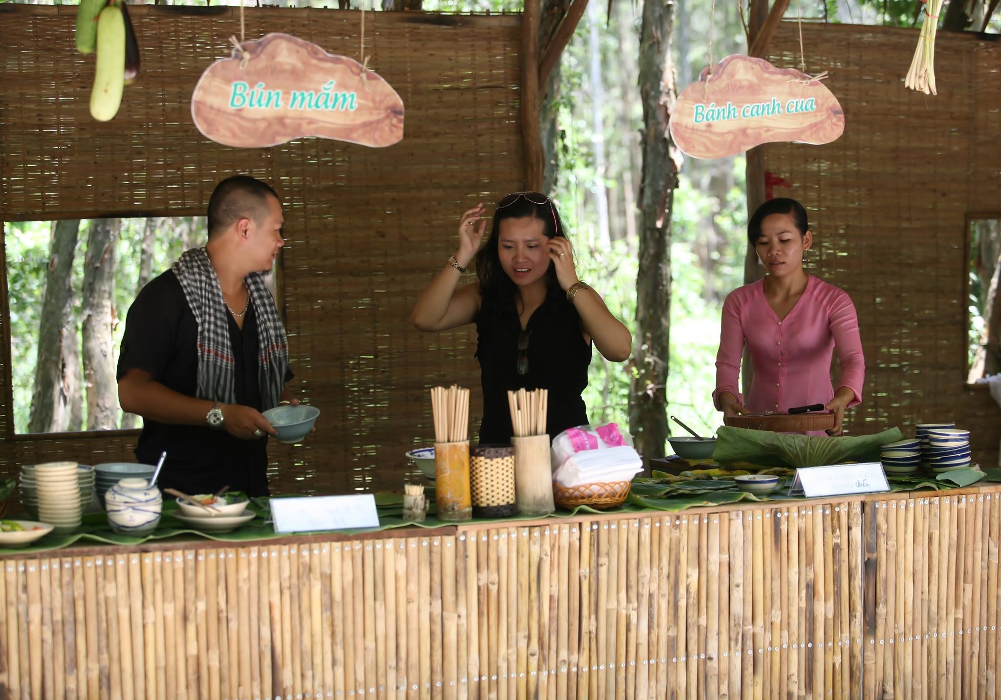 Chúng tôi thử làm món ăn miền Tây và bán hàng tại khu du lịch sinh thái