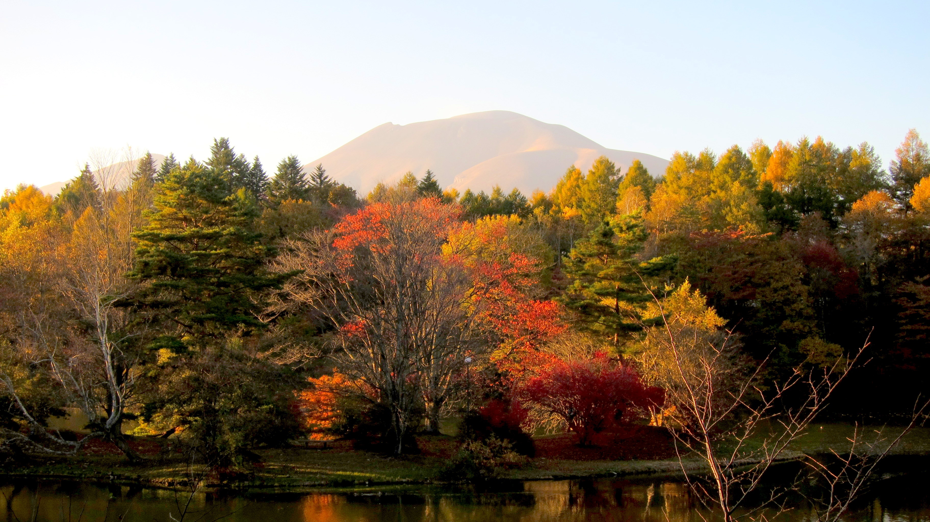 Xưa kia Karuizama  là thị trấn của những người quý tộc Nhật Bản sinh sống. Ngày nay, nơi này được nhiều cặp uyên ương tại Nhật và các nước khu vực châu Á chọn là nơi tổ chức đám cưới. Ảnh isak