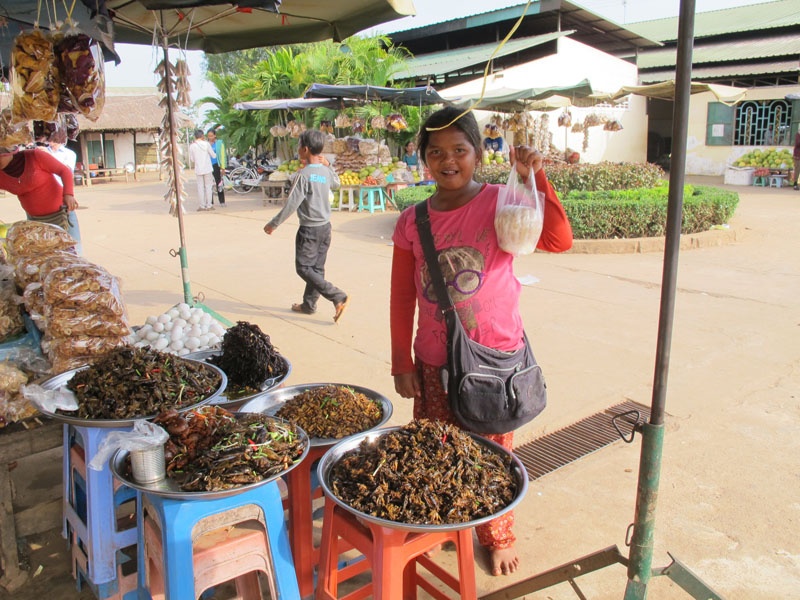 Tai sao du khach deu khoai mon con trung o Campuchia? hinh anh