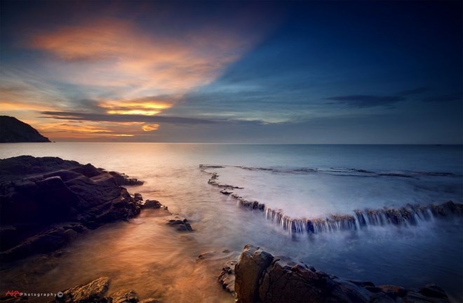 Nằm ở phía Nam của vịnh Vĩnh Hy, cách thành phố Phan Rang chừng 35 km, bãi Hang Rái giống như “một nàng công chúa đang ngủ yên” giữa các địa danh nổi tiếng thuộc tỉnh Ninh Thuận đang chờ người đến “đánh thức”. Bãi Hang Rái không chỉ có địa thế núi chắn sóng, chất chồng lên nhau tạo nên những hang động đẹp mắt mà còn là khu vực sinh sống của loài rái cá.