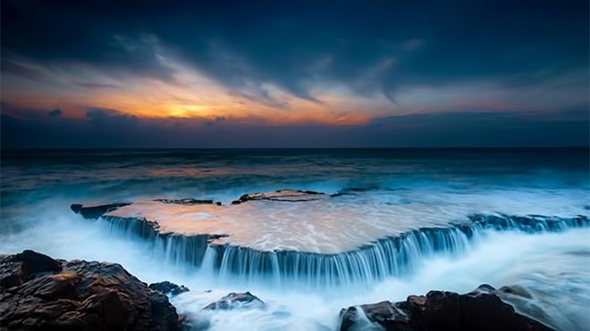 Nằm ở phía Nam của vịnh Vĩnh Hy, cách thành phố Phan Rang chừng 35 km, bãi Hang Rái giống như “một nàng công chúa đang ngủ yên” giữa các địa danh nổi tiếng thuộc tỉnh Ninh Thuận đang chờ người đến “đánh thức”. Bãi Hang Rái không chỉ có địa thế núi chắn sóng, chất chồng lên nhau tạo nên những hang động đẹp mắt mà còn là khu vực sinh sống của loài rái cá. 