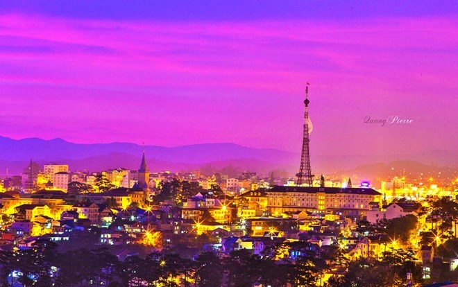 Rực rỡ Đà Lạt về đêm. Trông Đà Lạt như thành phố ánh sáng Paris