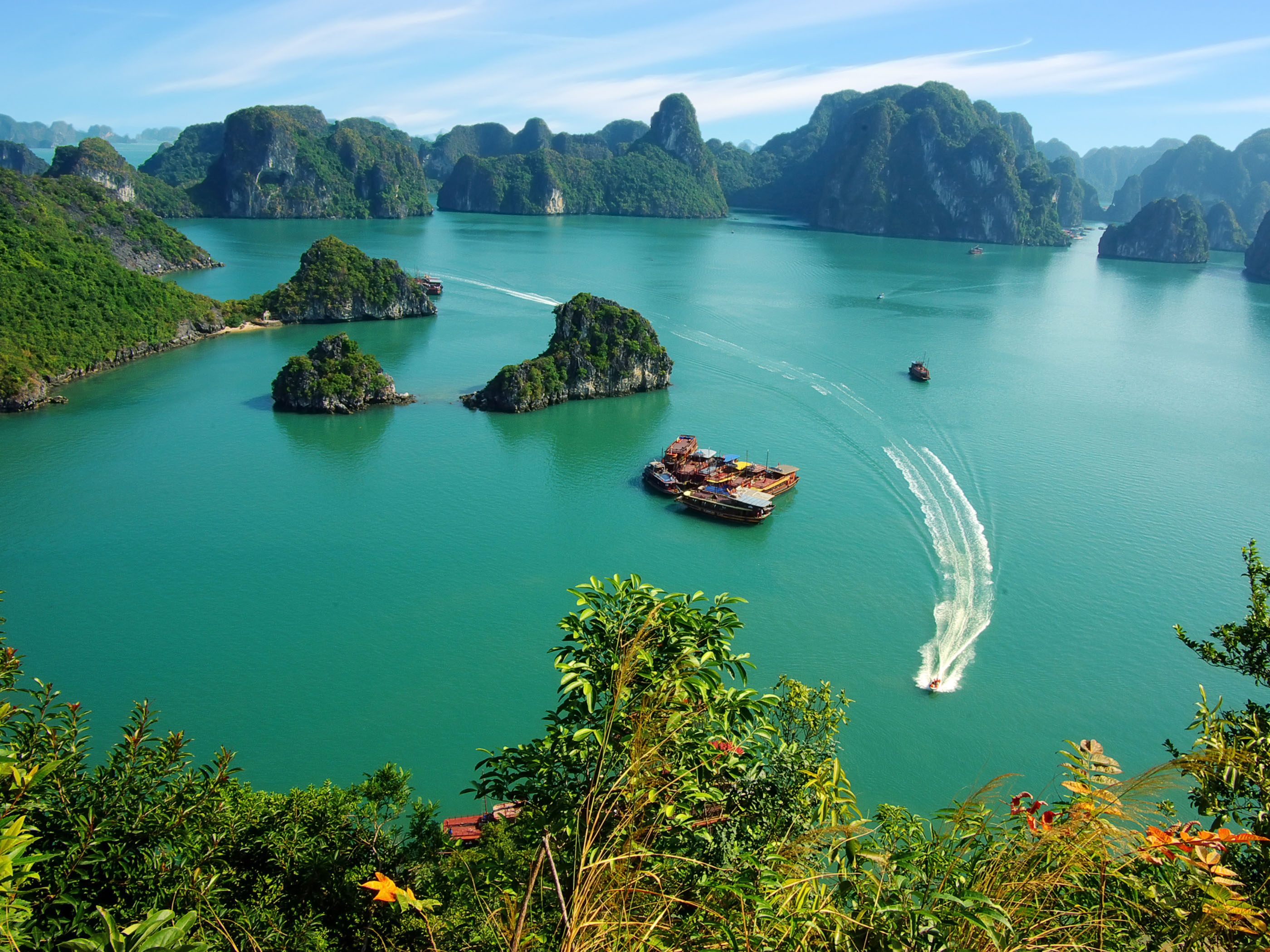 Hạ Long, một trong 7 kỳ quan thiên nhiên mới của thế giới. Nếu đi tour khám phá trong ngày từ Hà Nội khoảng hơn 600.000 đồng. Ảnh apttravel