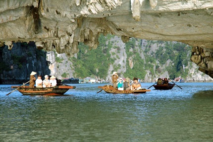 Khách Tây đến làng chài Vông Viêng - Hạ Long tập làm ngư dân. Ảnh baoquangninh