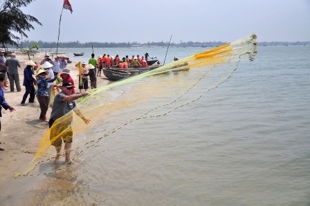 Du khách có trải nghiệm thú vị khi tự mình quăng chài tại Hội An