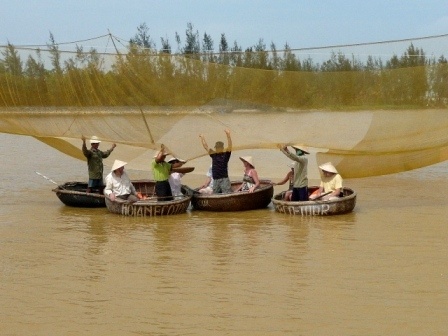 Du khách tập thả rớ và thu hoạch 