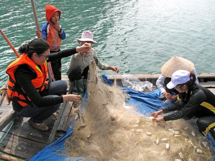 Du khách ấn tượng đặc biệt với tour trải nghiệm này, cho họ sống cuộc sống của ngư dân bản địa. Ảnh baoquangninh