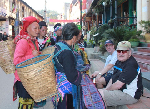 Hình ảnh tiếp thị nhiệt tình thái quá này luôn khiến khách cảm thấy mệt mỏi.