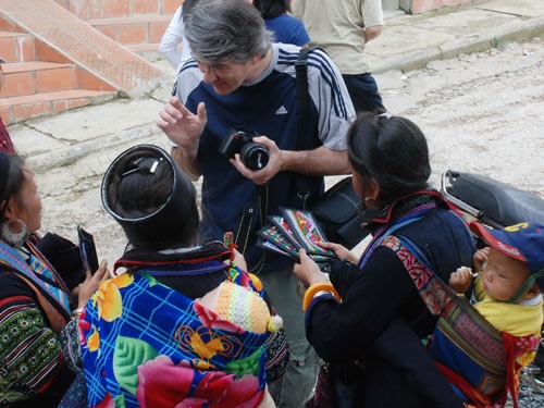 Hiện có khoảng 400 người tại Sapa làm nghề chèo kéo du khách, đặc biệt khách Tây. Ảnh Báo Lào Cai