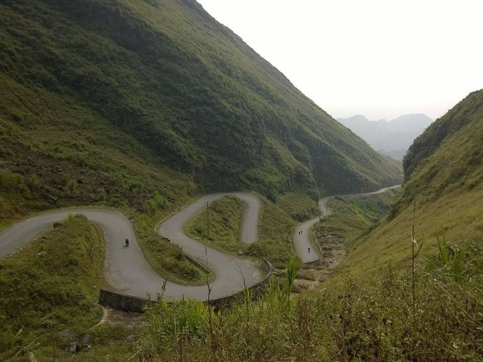 Những khúc cua nguy hiểm nếu đi tốc độ nhanh ở Hà Giang. Ảnh Minh Thu