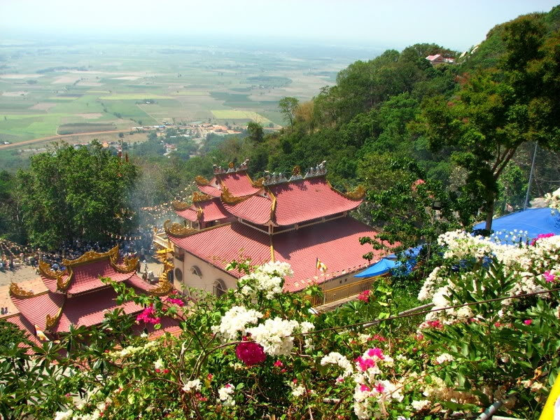 Khu du lịch tâm linh núi Bà Đen. Ảnh dulichvinatravel